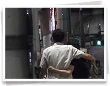 抱き合って歩く様子