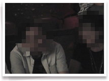 デート中、談笑する様子