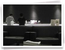 ホテルにチェックインする様子