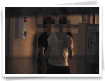 ラブホテルから出てくる様子