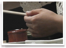 左手薬指に指輪がない様子