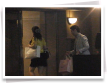 男性のマンションに入る様子